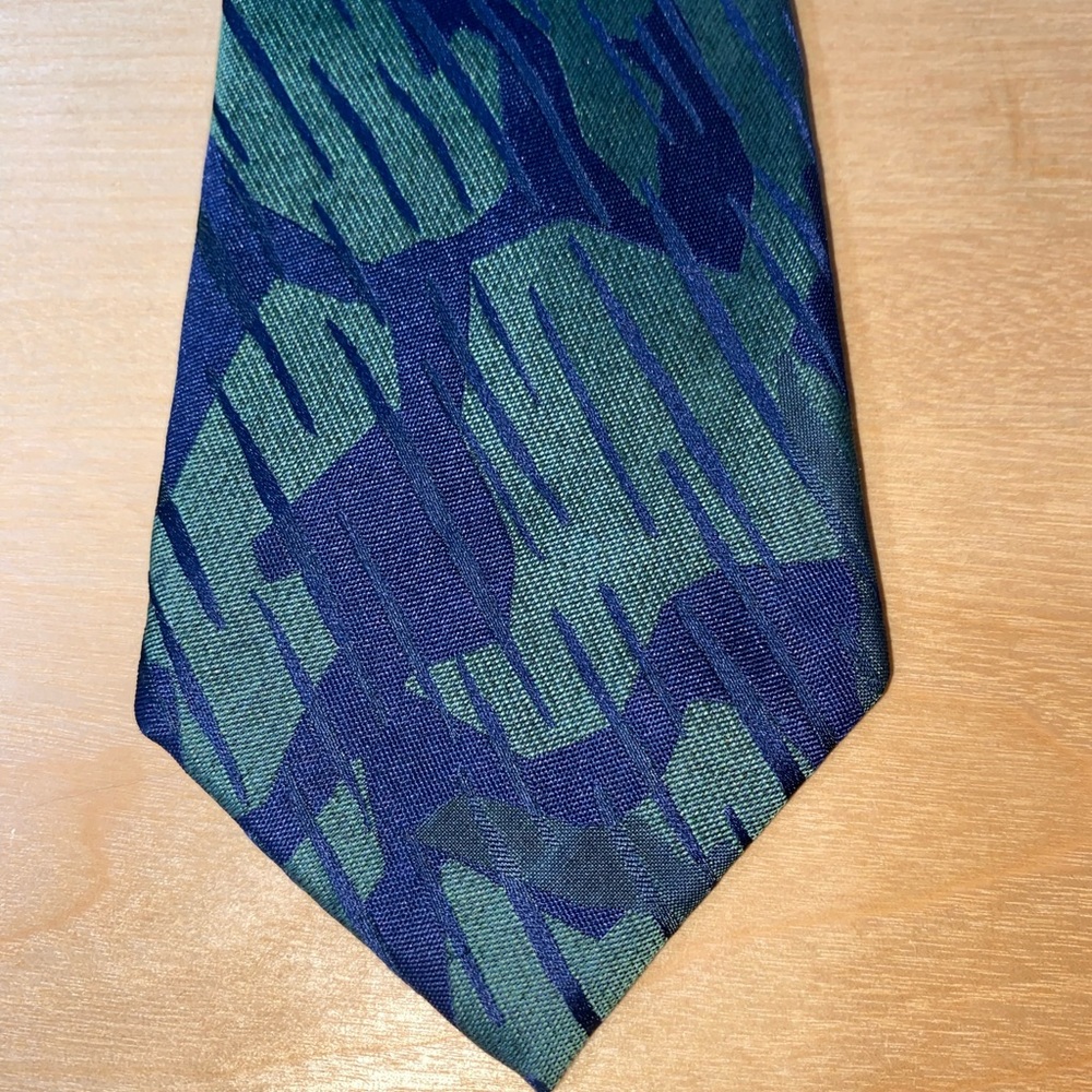 BANANA REPUBLIC Modern Blue and Green Tie